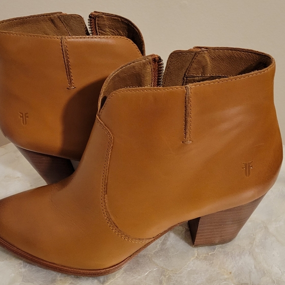 Frye Jennifer Leather  Cognac Bootie size 9 - Picture 1 of 10